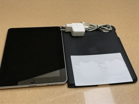iPad 1 WiFi 16GB negro + cargador original + funda original + iPod Touch 1WiFi  8GB (de regalo)