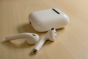 foto de apple airpods blancos