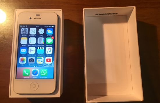 Iphone 4S, 64 GB, Blanco, Caja y Cargador Original.