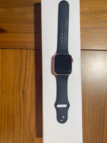 Apple Watch SE (GPS) Caja de aluminio en oro de 40mm Correa deportiva medianoche