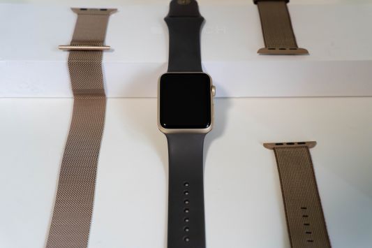 Apple Watch series 1 aluminio dorado 42mm en perfecto estado y con correas adicionales.