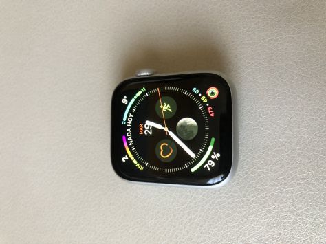 Apple Watch Series 4 aluminio 44 mm + correa blanca deportiva