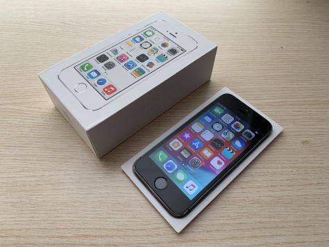 iPhone 5s 16 Gb Negro libre + accesorios