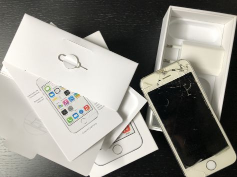 iPhone 5S, plata 32Gb, libre. Solo tiene la pantalla rota