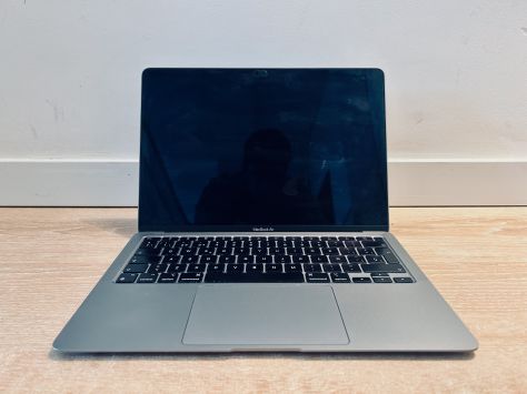 MacBook Air M1 (2022) - 13.3” - 8GB RAM - 256GB SSD - Gris Espacial - En Perfecto Estado