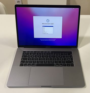 MacBook Pro 15’ con TouchBar. Pantalla retina. Intel core i7 de cuatro núcleos.